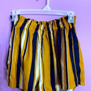 Shein shorts size small. Comes with matching belt.